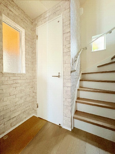 玄関を入ると、おしゃれで個性的なレンガ調の内装が印象的。住む人、訪れる人を優しくお迎えします。