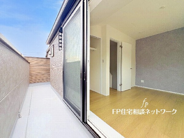 広々バルコニーに面した2階居室。いつも明るく風通しの良い空間は、健康的な日常生活を助ける快適な居住スペースとなります。