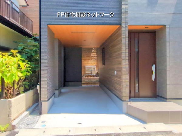 外観:開放的なエントランスと落ち着いた外壁が魅力のモダン住宅。ご家族の未来を彩る一戸建てです。