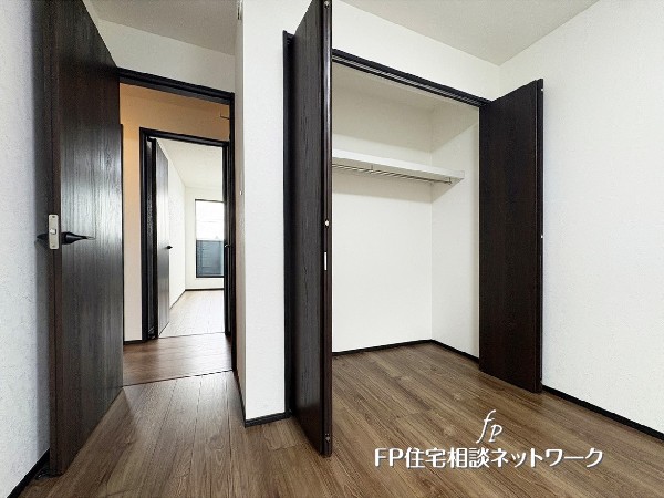 居室内のクローゼットは、使いやすい棚を設置。デッドスペースをなくし、効率よく収納すればキチンと片付きます。