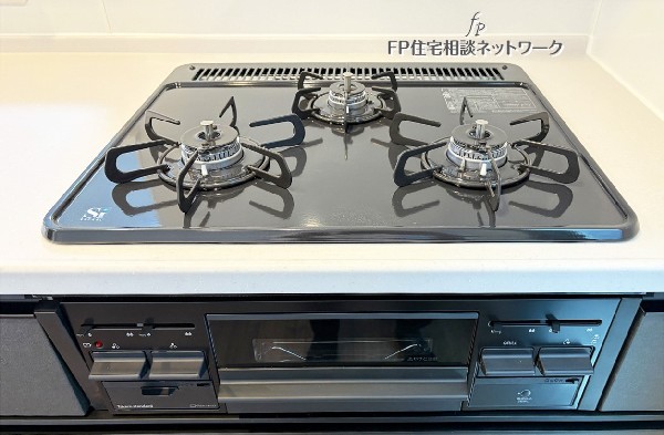 同仕様設備：慣れている方も多く、火力が目に見えるため、使いやすいという方も多い、3口のガスコンロ仕様です。