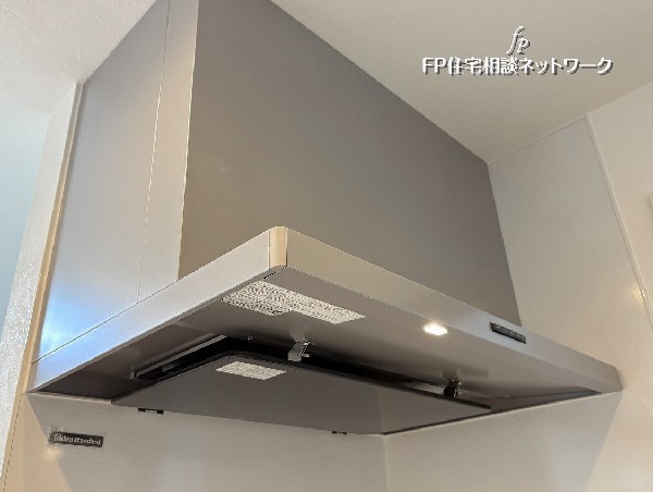同仕様設備：スリムな換気扇は、スタイリッシュな見た目からインテリアとしても人気があり、お掃除もしやすい最新型です。