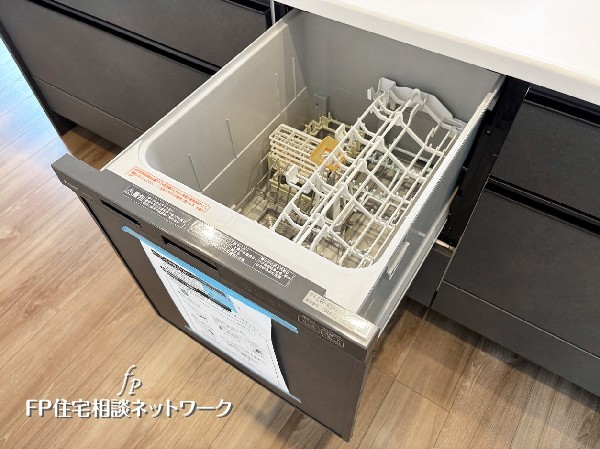 同仕様設備：手間をかけずに食後の後片付けができる食器洗乾燥機。食器の出し入れがスムーズなスライドタイプ