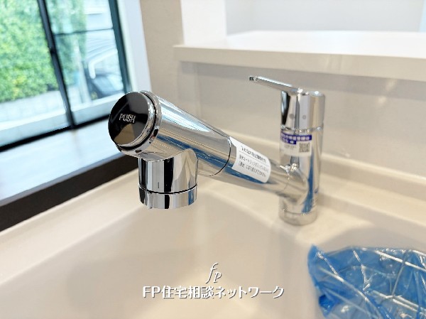 同仕様設備：浄水と水道水を切り替えて使用できるスッキリとしたデザインの浄水器一体型水栓。ヘッドを引き出して使えるのでお料理はもちろんシンクの掃除が容易です。