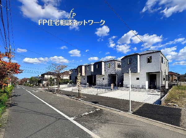 外観:「稲田堤」駅、「読売ランド前」駅など3路線3駅徒歩利用可能。歩道の整備された前面道路は広さ約12m。お子様やベビーカーでも安心の住環境。