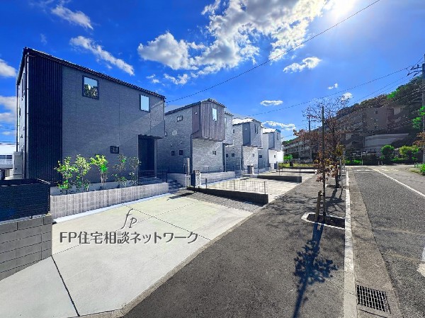 外観:青空に映える洗練デザインの街並み。全棟がゆとりのカースペース付きで快適な新生活を。開放感あふれる住環境が魅力です。