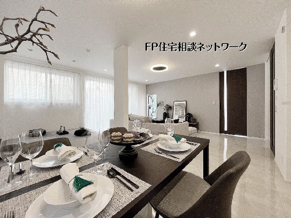 ダイニングとLDKが一体となった広々空間。上質なタイル床と間接照明がホテルライクな雰囲気を演出し、家族やゲストと特別な時間を楽しめます。