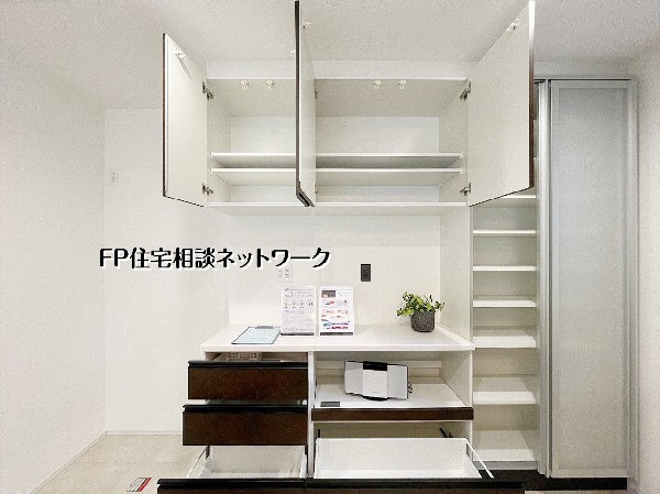 可動棚と引き出しを備えた大容量キッチン収納。家電や食器、ストック類までスッキリ収まり、作業効率も高まる使い勝手の良い空間です。 