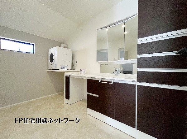 ワイドな洗面台とゆとりある脱衣スペースを確保。室内物干しや乾燥機も設置でき、洗う・干す・しまうが一か所で完結する家事ラク空間です。 