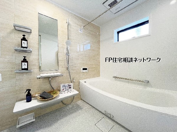 清潔感あふれる明るい浴室。ゆったり入れるバスタブに換気乾燥機を備え、日々の疲れを癒しながら快適なバスタイムを楽しめます。 