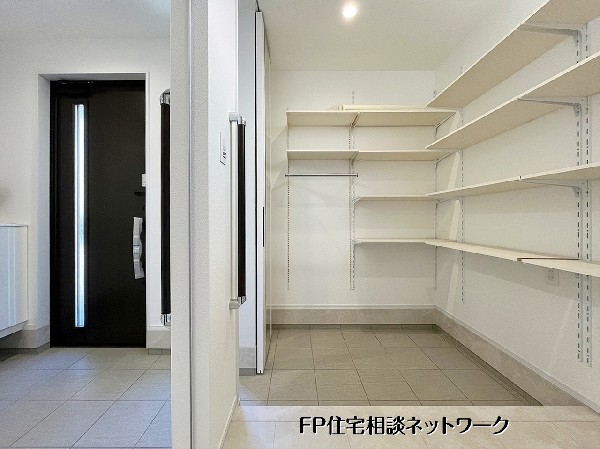 可動棚を備えた大容量シューズクローゼット。靴はもちろんベビーカーやアウトドア用品も収納でき、玄関まわりをすっきり保てます。