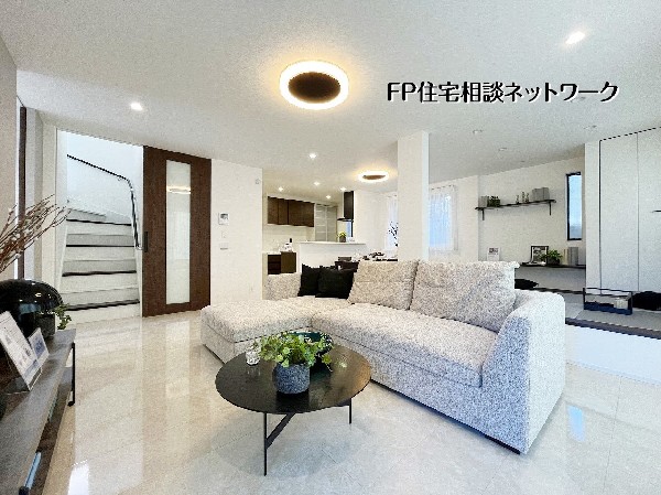 光を美しく反射する大理石調のフロアが、上質な住空間を演出。家族が自然と集う広々としたリビングは、圧倒的な開放感。デザイン性とゆとりを兼ね備えた憧れの暮らしを。