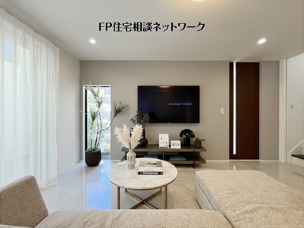 上質なタイル床が空間を美しく演出するLDK。大きな窓から自然光が差し込み、落ち着いた色合いのインテリアが心地よいくつろぎの時間を生み出します。