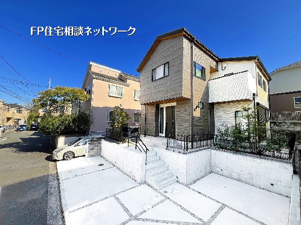 外観:モダンな木目調の外観が目を引く築浅物件。並列駐車可能なゆとりあるカースペースと、開放感あふれる住環境が魅力です。心地よい新生活をここから。