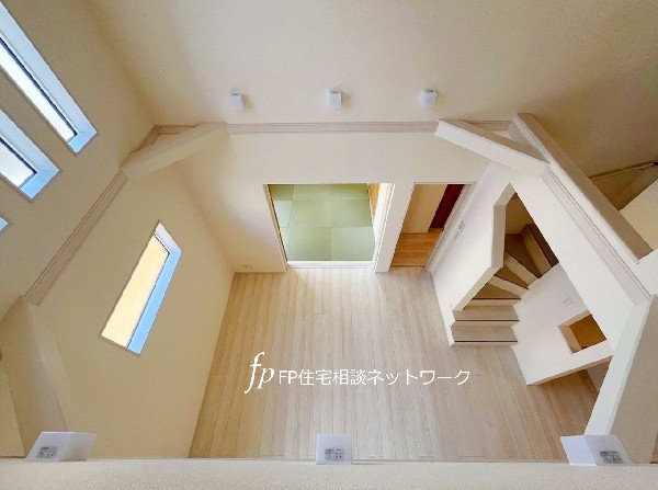 明るく開放感溢れる吹き抜けを採用。上下階のつながりを持つことのできる吹き抜けは、孤立とプライバシーの両立を叶える間取です。