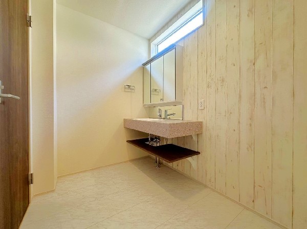 広々洗面室で、朝の身支度も快適スムーズに。ミラー部分はキャビネットですので、歯ブラシやドライヤーを収納すれば生活感も出ず美しさを保てます。