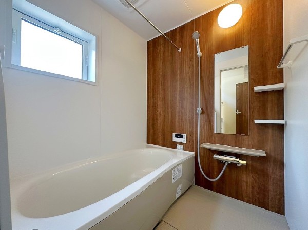 ゆったり入れる一坪バス。足を伸ばして入れるサイズは一日の疲れを癒すのに嬉しい広さ。お子様と一緒の入浴でも充分な広さです。