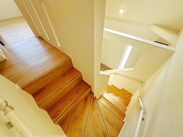 ゆとりのある敷地に立つ建物は、どんな場所もゆとりがあります。段の幅が低めで手摺りもついた階段は、お子様やご年配の方はもちろん、お荷物を持っての移動にも助かります。