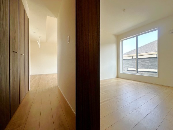 全室2面採光の2階居室部分は、いつも明るく開放的な空間。ダークブラウンの建具が上品で落ち着いた印象のお住まいです。