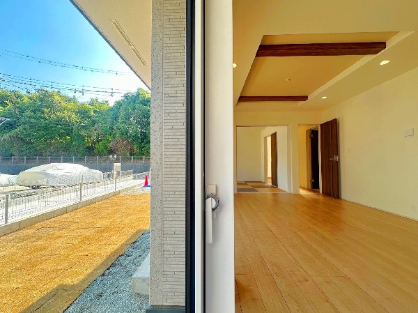 広いお庭と繋がる広々LDK。大きな窓が開放的です。お客様をお招きしてのホームパーティや家族の団欒を、温かく演出します。