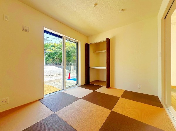 濃淡のコントラストが美しいの琉球畳の和室。お子様のお昼寝スペースや客間など、シーンやライフスタイルに合わせて使い方は色々。