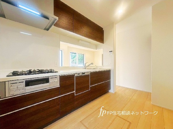 対面式ながら、リビングとは程よい距離感でキッチンのバタバタを持ち込まず、スマートに家事をこなせるキッチン。収納力も十分で言うことなし。