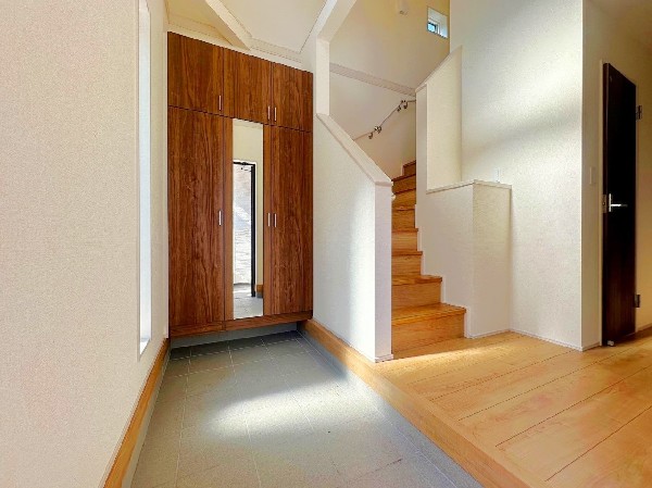 広い玄関ホールは吹抜けの為、ドアを開けると開放感。窓からの光が照らす玄関は明るくお客様をお迎えします。