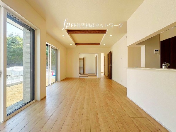 大切な家族が集まるからこそこだわりたいLDK。休日はお陽さまの光をたっぷりと取り込めるぽかぽかリビングで過ごしませんか。