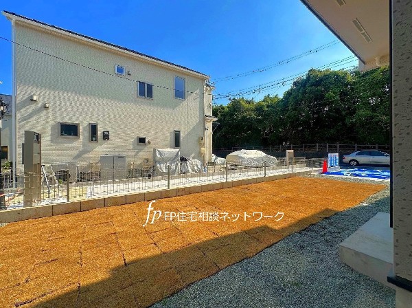 外観:広いお庭では家庭菜園、ガーデニングはもちろん、芝生を敷き詰めて、キャッチボール、お子様のプール遊び、キャンプ、バーベキューなど、用途は自由自在！