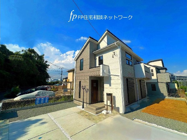 外観:閑静な住宅地に馴染む落ち着いた色合いの外観。長く愛着を持って住むからこそシンプルな色目に仕上げました。外壁には耐久性・防汚性に優れたサイディング材を使用。