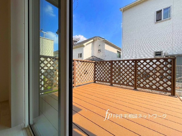 外観:緑と自然溢れる住環境に、木のぬくもりを感じられるウッドデッキはぴったりです。ご家族でBBQや、ガーデニングを楽しんだりするのも良いですね。