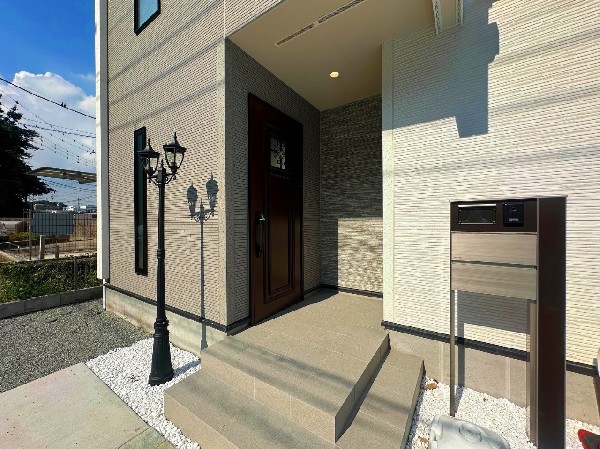 外観:外壁と相まって高級感が漂う玄関。住む人には特別感を与え、訪れる人を優しく出迎えます。帰るのが楽しくなる住まい。
