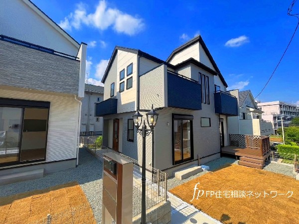 外観:広いお庭、ウッドデッキ。これこそまさに一戸建てと言わんばかりの外観。堂々としている佇まいが存在感をアピール。