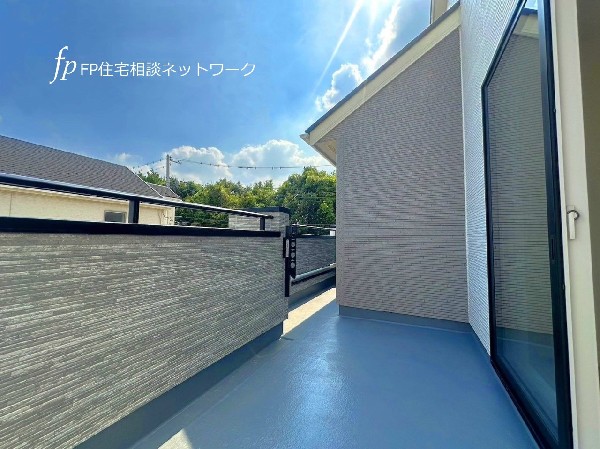 外観:思わず大きく深呼吸したくなるバルコニーは空を青く、近く、広く感じる。開放感を求めている方にはピッタリの物件かも知れない。