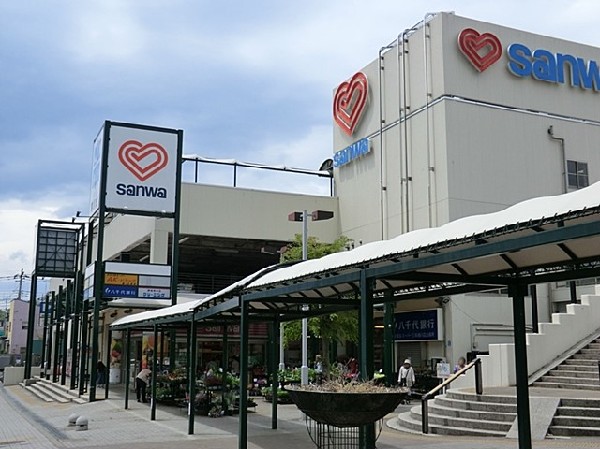 周辺環境:sanwa鶴川店(1964（昭和39）年9月設立、東京都町田市に本社を持ち、東京西部、多摩地域、 神奈川県東部に展開するスーパーマーケットチェーン「三和」。)