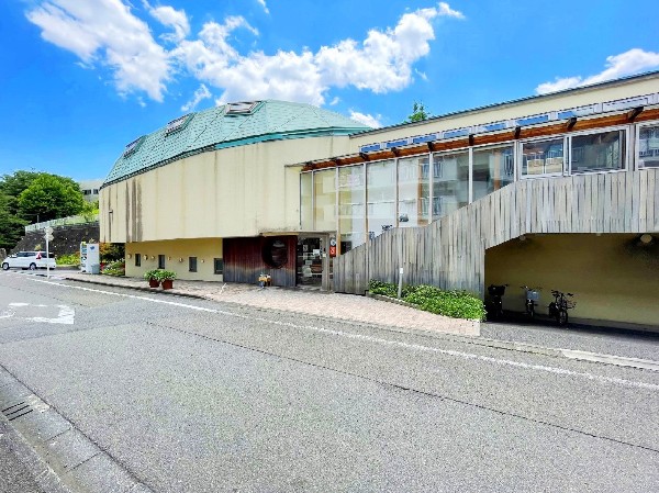 周辺環境:花の木保育園(遊びを通して学ぶ！体験の中で「やりたい」という気持ちが生まれ、自然と主体的な学び手として育っていける環境です。)