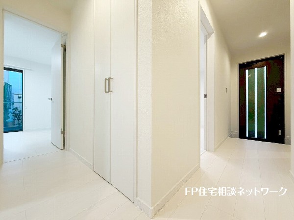 2面採光でお部屋の隅々まで明るい印象の居室。おひさまの光を、爽やかな風をたっぷりと取り込めます。居室内はいつも明るいので、毎日の生活も自然と明るくなりますね。