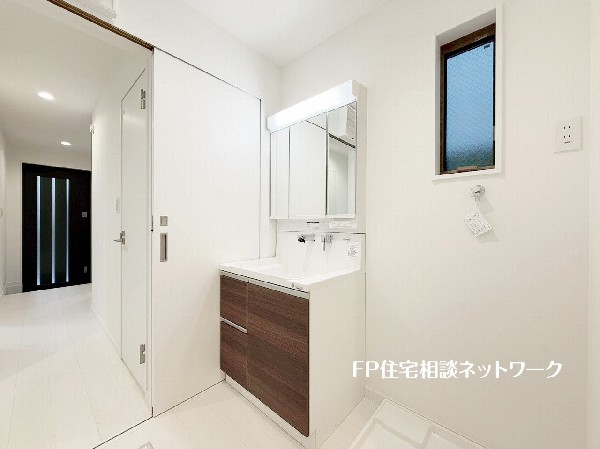 鏡の裏に収納棚を確保した三面鏡を採用。化粧品や歯ブラシなどを機能的に収納。また、三面鏡の本当の利点は三枚の鏡を合わせることで、頭の側面や背面が見れること。