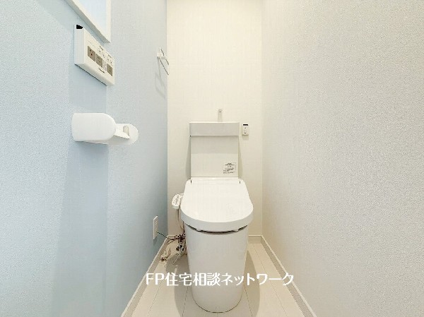 ウォシュレット、暖房便座機能付のトイレです。従来型に比べ節水効果があり、お手入れもしやすいので、家計も家事の負担も軽減してくれます。