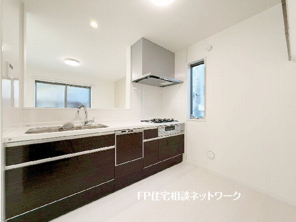 リビングで遊ぶお子様を見守りながらお料理が出来る対面式カウンターキッチンは、料理をしながらご家族との会話を楽しめます。毎日のお料理も楽しくなりますね。