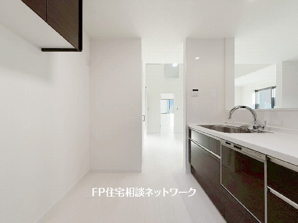 広々キッチンは収納も大容量。お鍋やフライパン、油や調味料はもちろんのこと、ビールや非常食なども収納できるほどの収納スペースを確保しています。