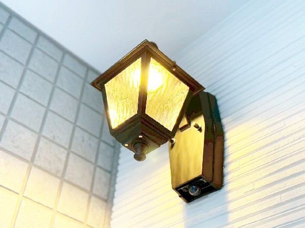 外観:玄関にはデザイン性の高いポーチライトを採用しました。夜になると外壁に美しい陰影が生まれ、昼間とは違った幻想的な表情を演出。洗練された外観デザインです。