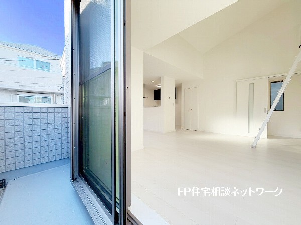 外観:南からの明るい光が差しこむ陽だまりの空間。南に面したバルコニーでお洗濯もあっという間に乾きそう。家事もスムーズにこなせる。太陽の匂いが感じられる心地よさ。