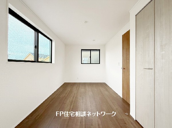 光を取り込みやすい2面採光の居室は日当良好。クローゼットの完備で収納スペースも十分。お子様にとっての「自分の部屋」。学習デスクやベッドの配置もラクラクです。