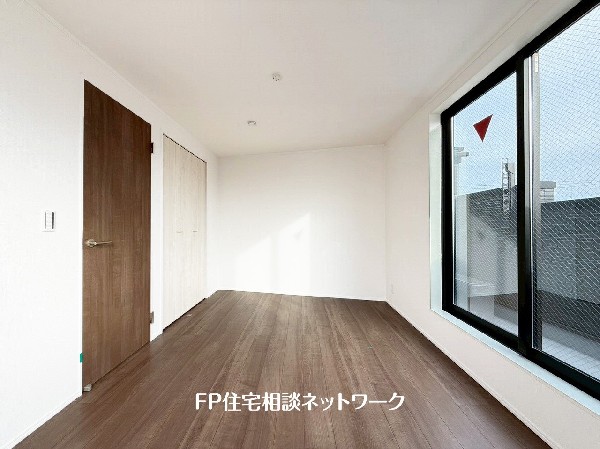 収納力が豊富な大型クローゼット。普段着やスーツはもちろんのこと、コート類などもしっかり掛けられます。奥行きもあり、部屋がスッキリしますね。