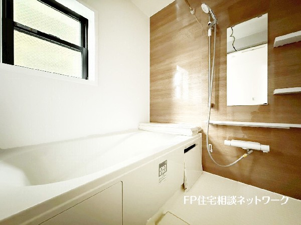 ゆったり入れる一坪バス。足を伸ばして入れるサイズは一日の疲れを癒すのに嬉しい広さ。お子様と一緒の入浴でも充分な広さです。