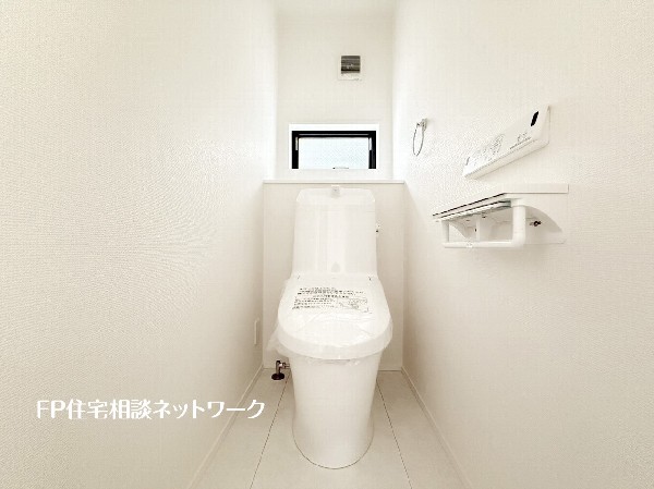 ウォシュレット、暖房便座機能付のトイレです。従来型に比べ節水効果があり、お手入れもしやすいので、家計も家事の負担も軽減してくれます。