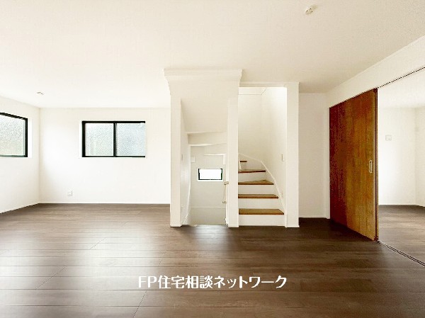 想像以上の質感が訪れる者の心を離さない。フローリング素材、窓の配置、壁面タイル、カラーバランス、どれをとってもワンランク上の仕上がり。