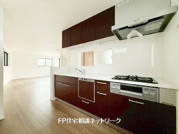 新しいキッチンは食事の支度も楽しく出来る。お手伝いをしてくれるお子様と並びながら準備や片付けが出来るキッチンは、ご家族のコミュニケーションを育む場として活躍します。