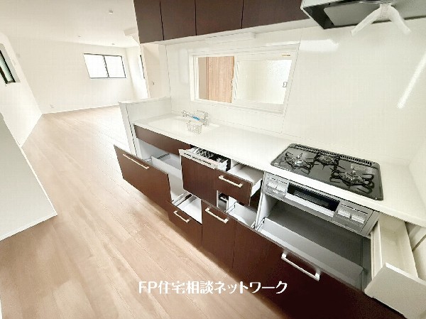 スライド収納付きのシステムキッチン。料理器具なども収納できて出し入れもスムーズ。収納量もたっぷりなので料理器具やストック調味料なども入れられる。